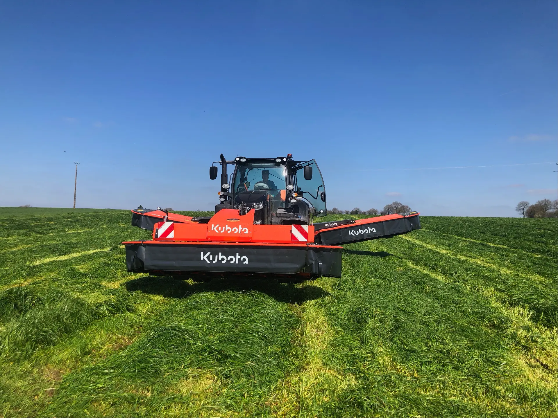 Fauche de l'herbe à la faucheuse portée dans une prairie