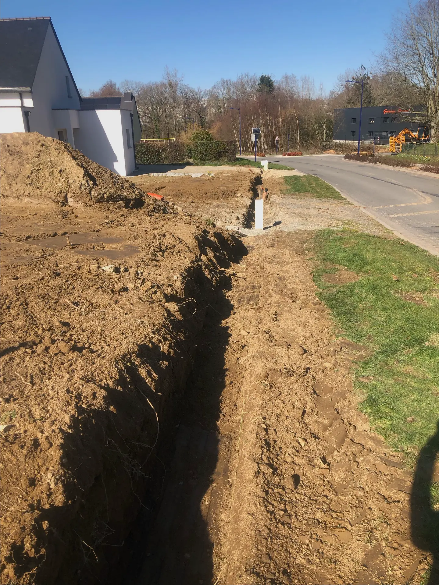 Tranchée et terrassement des abords d'une maison