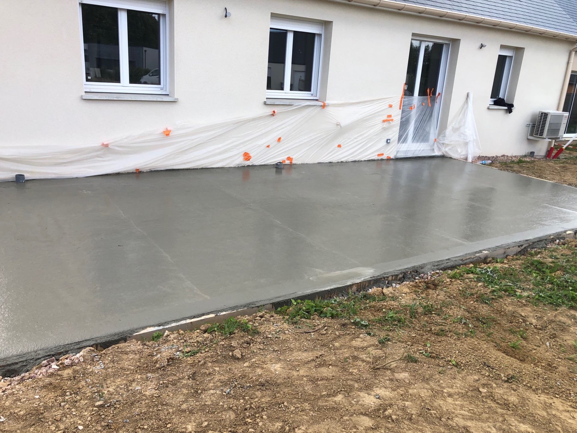 Dalle béton de terrasse fraîchement coulée